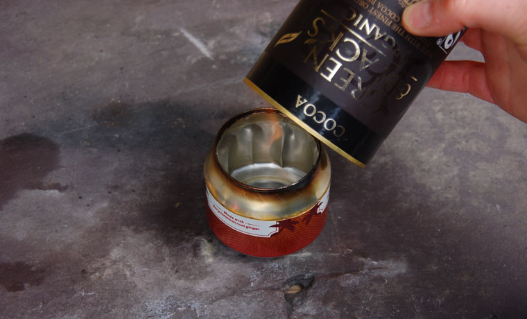 Suffocating the flames of a soda can stove