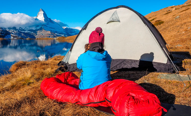 How to stay warm when camping in the winter