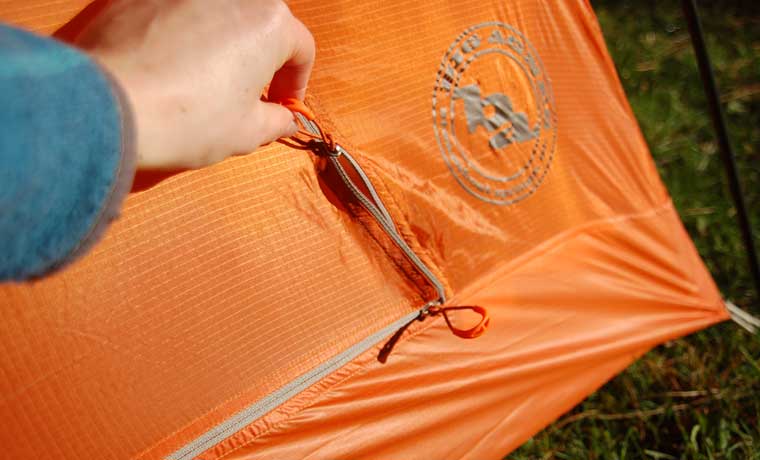 Internal zipper of tent