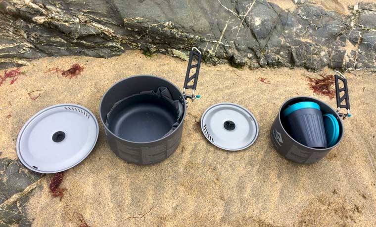 Cooking set on sand