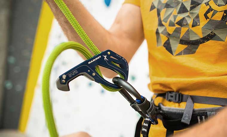 Passive assisted braking belay device