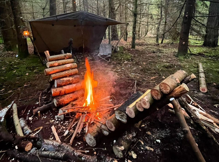 Self-feeding campfire