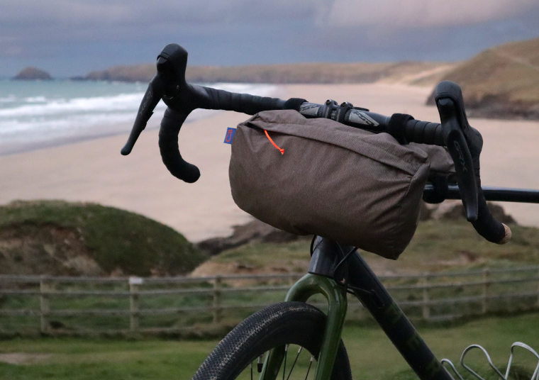 Bike with handlebar bag